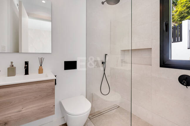 Schöne moderne Villa nur wenige Schritte vom Strand entfernt mit fantastischem Meerblick