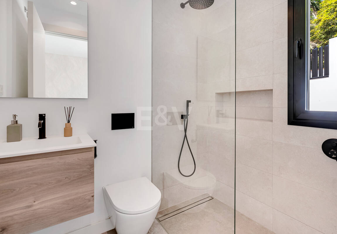 Schöne moderne Villa nur wenige Schritte vom Strand entfernt mit fantastischem Meerblick