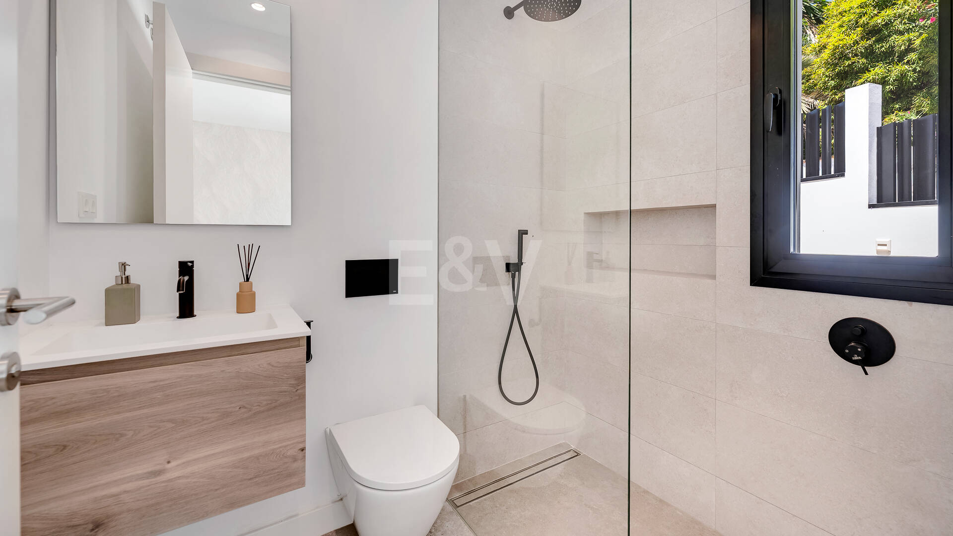 Schöne moderne Villa nur wenige Schritte vom Strand entfernt mit fantastischem Meerblick