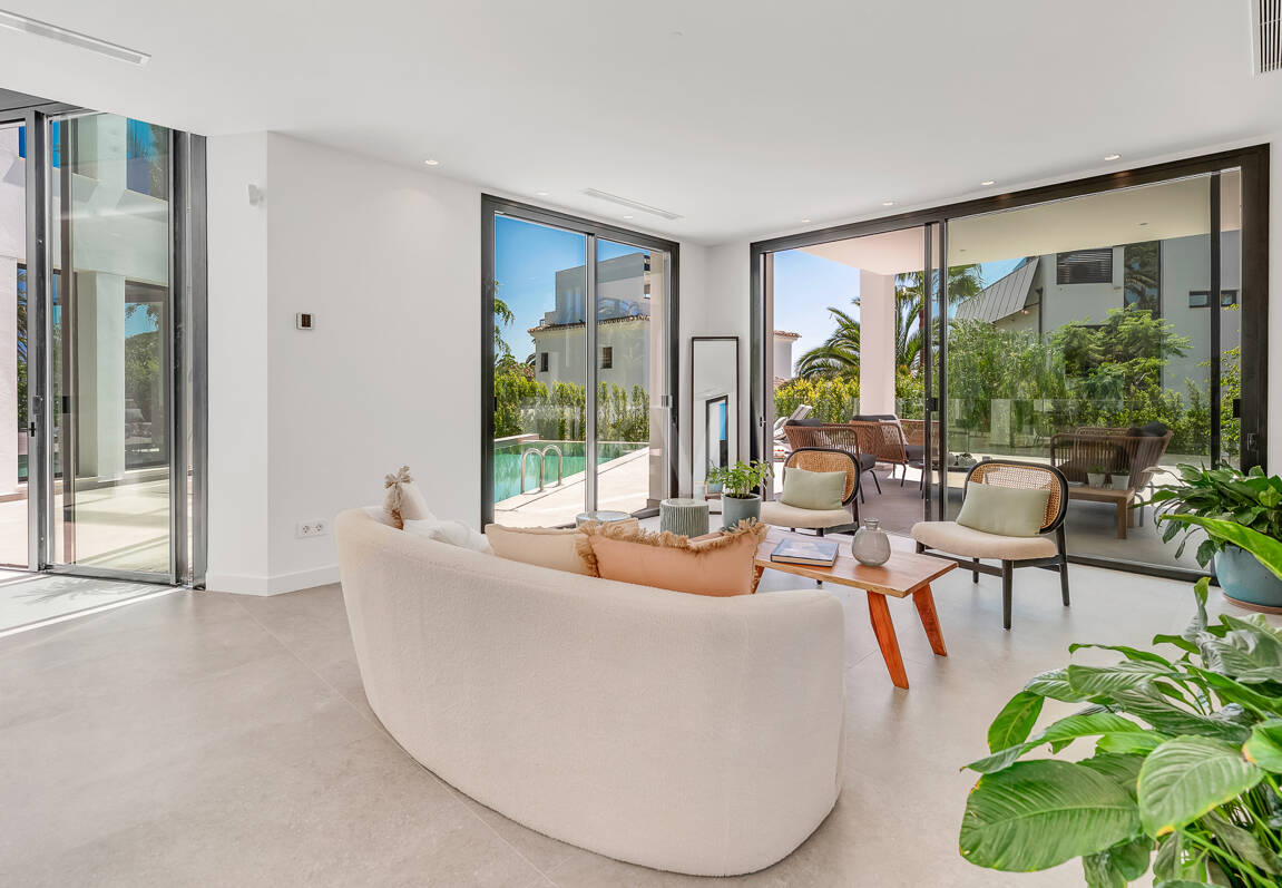 Schöne moderne Villa nur wenige Schritte vom Strand entfernt mit fantastischem Meerblick