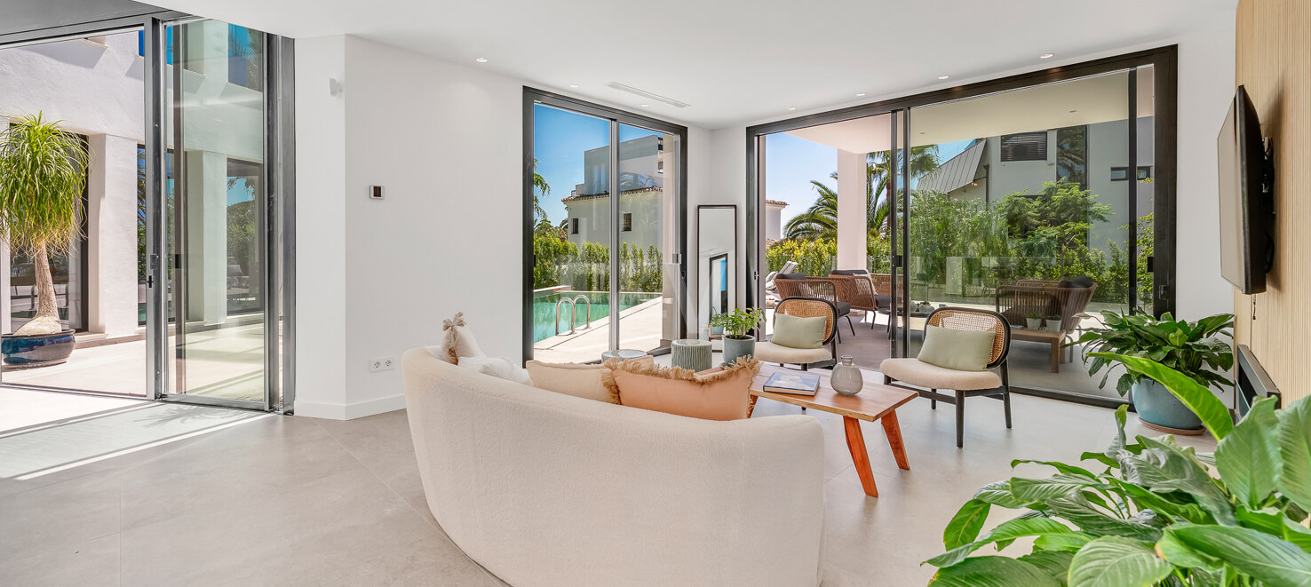 Beautiful Modern Villa steps from the Beach with Fantastic Sea Views