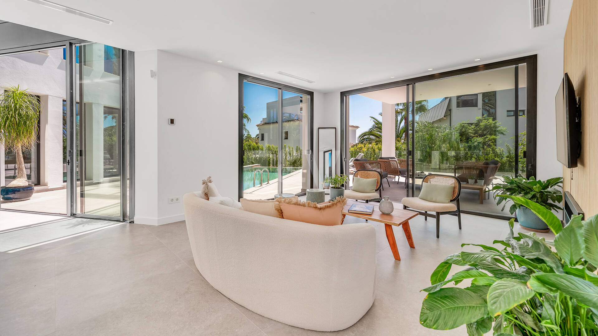 Schöne moderne Villa nur wenige Schritte vom Strand entfernt mit fantastischem Meerblick