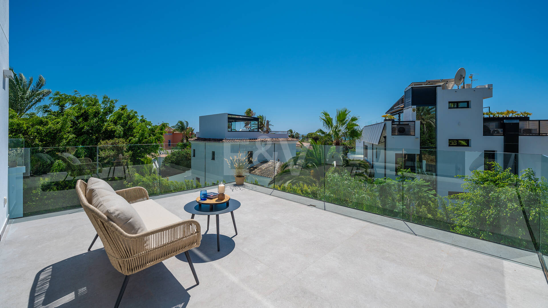 Hermosa villa moderna a pocos pasos de la playa con fantásticas vistas al mar