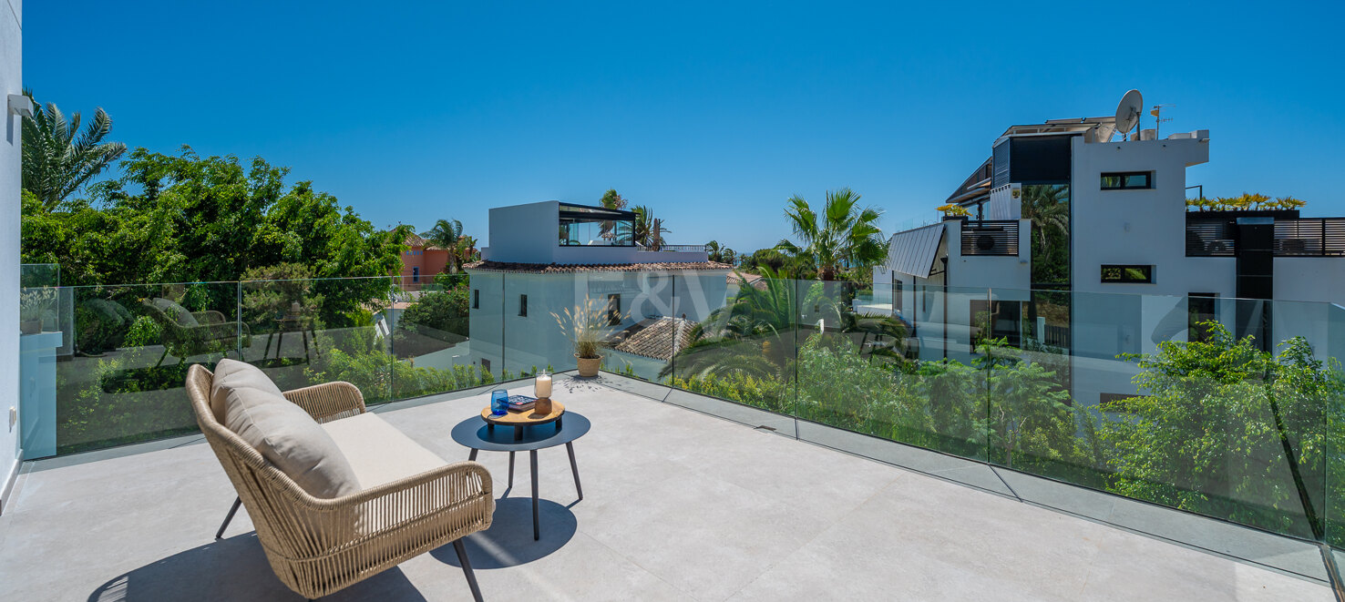 Beautiful Modern Villa steps from the Beach with Fantastic Sea Views