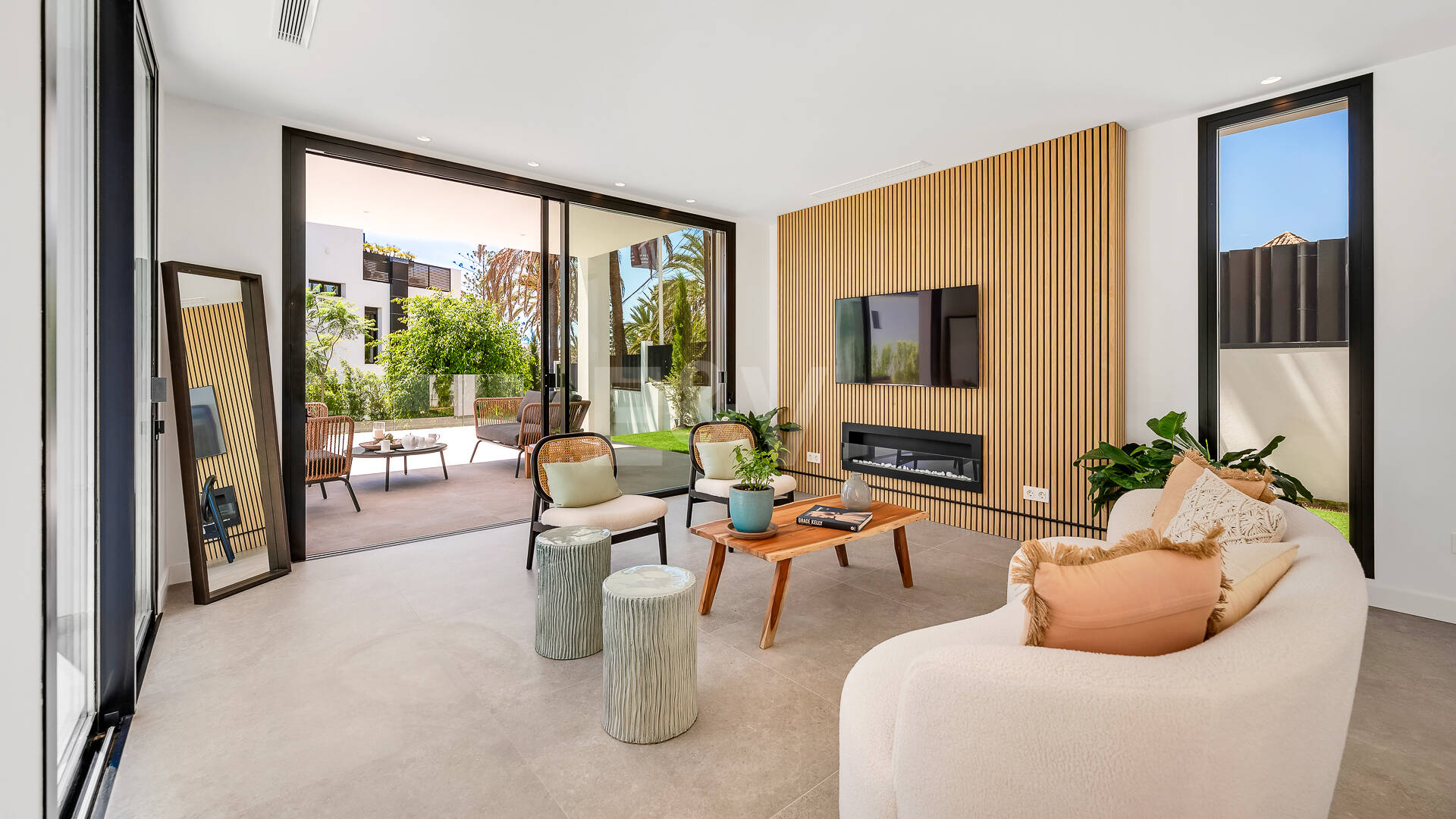 Schöne moderne Villa nur wenige Schritte vom Strand entfernt mit fantastischem Meerblick