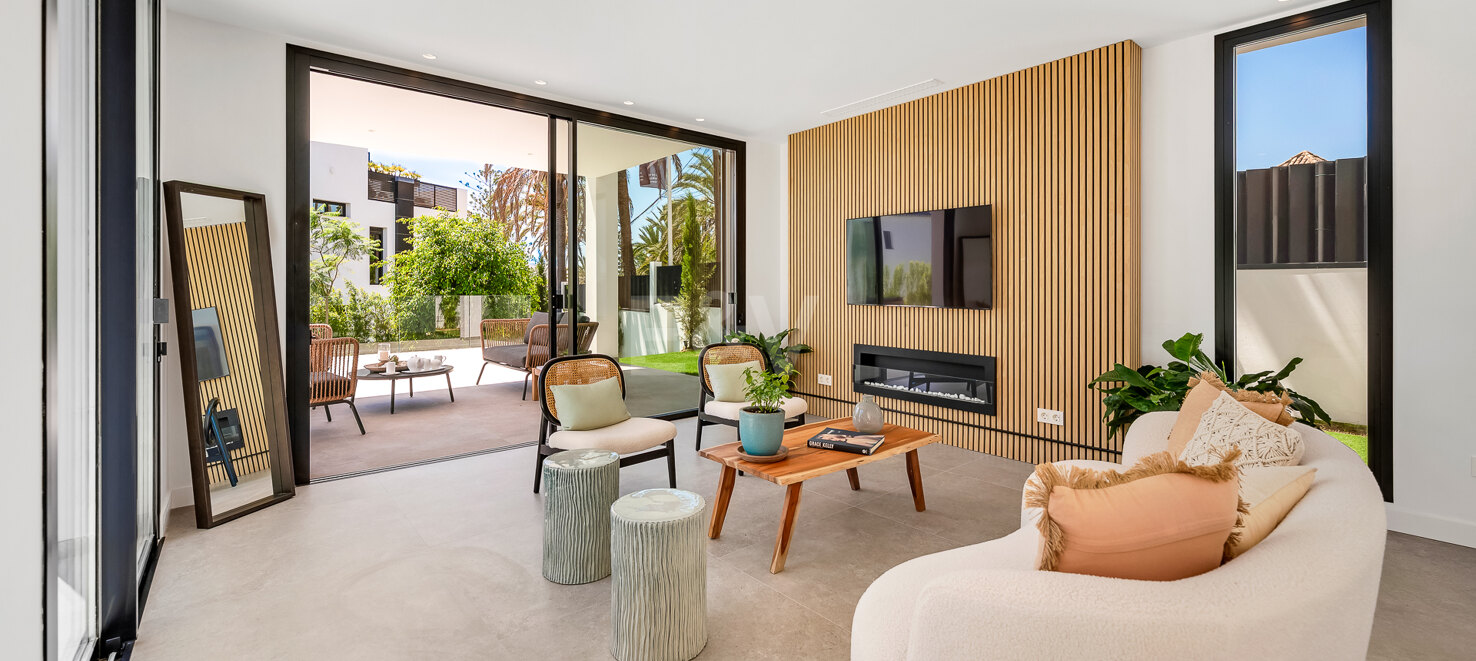 Beautiful Modern Villa steps from the Beach with Fantastic Sea Views