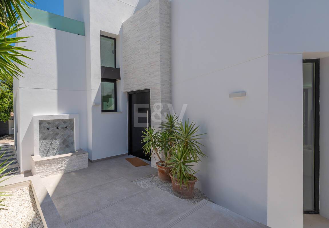 Schöne moderne Villa nur wenige Schritte vom Strand entfernt mit fantastischem Meerblick