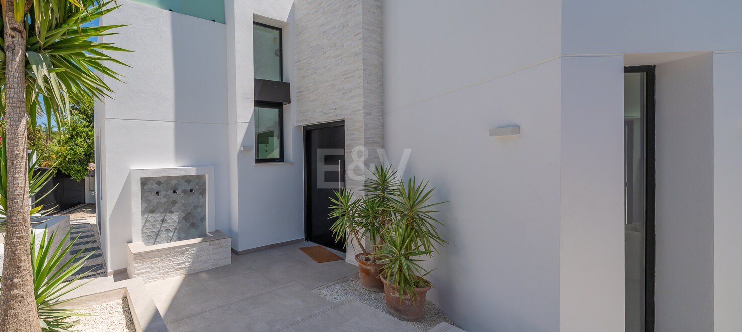 Beautiful Modern Villa steps from the Beach with Fantastic Sea Views