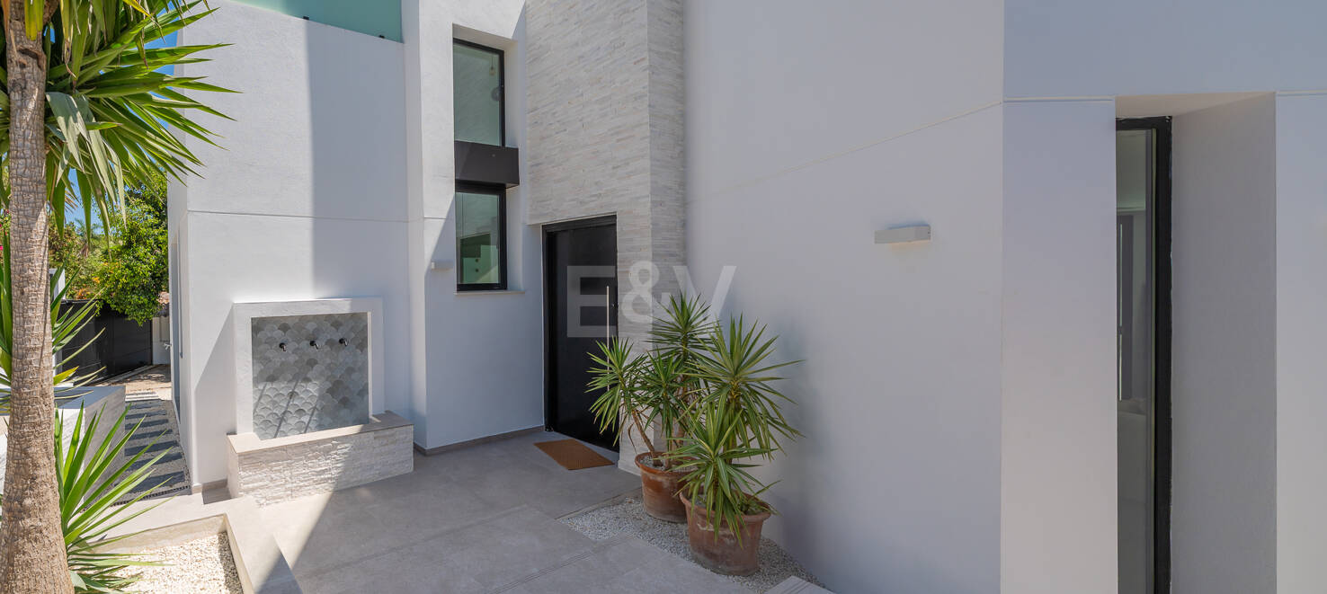 Beautiful Modern Villa steps from the Beach with Fantastic Sea Views