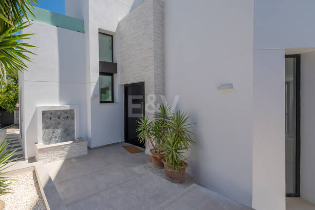 Schöne moderne Villa nur wenige Schritte vom Strand entfernt mit fantastischem Meerblick