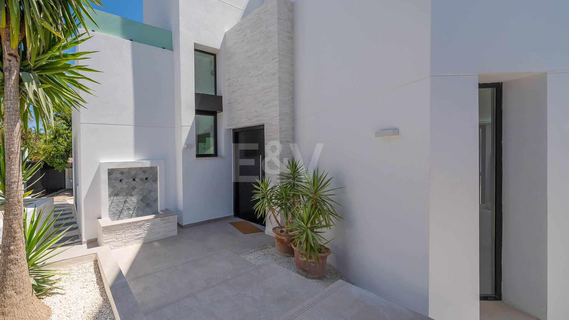 Hermosa villa moderna a pocos pasos de la playa con fantásticas vistas al mar