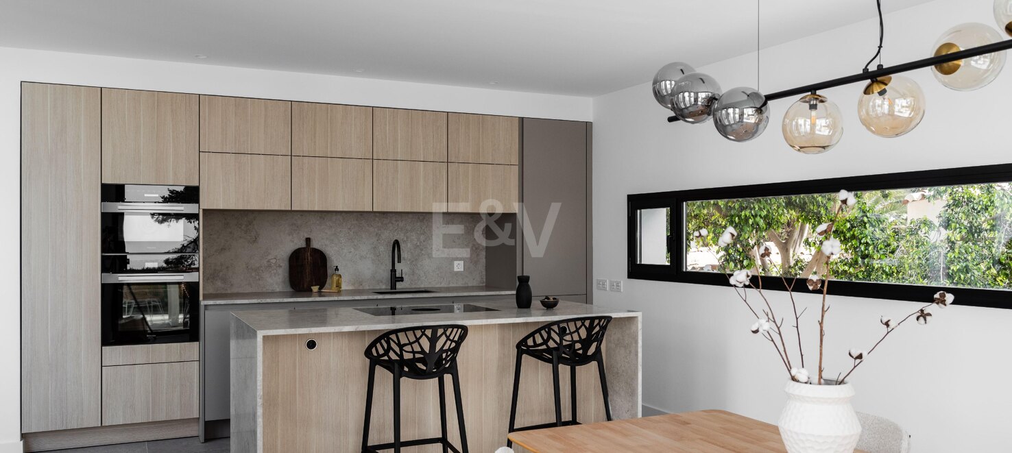 Modern villa with open sea views in Marbesa: