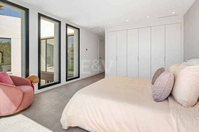 Schöne moderne Villa nur wenige Schritte vom Strand entfernt mit fantastischem Meerblick