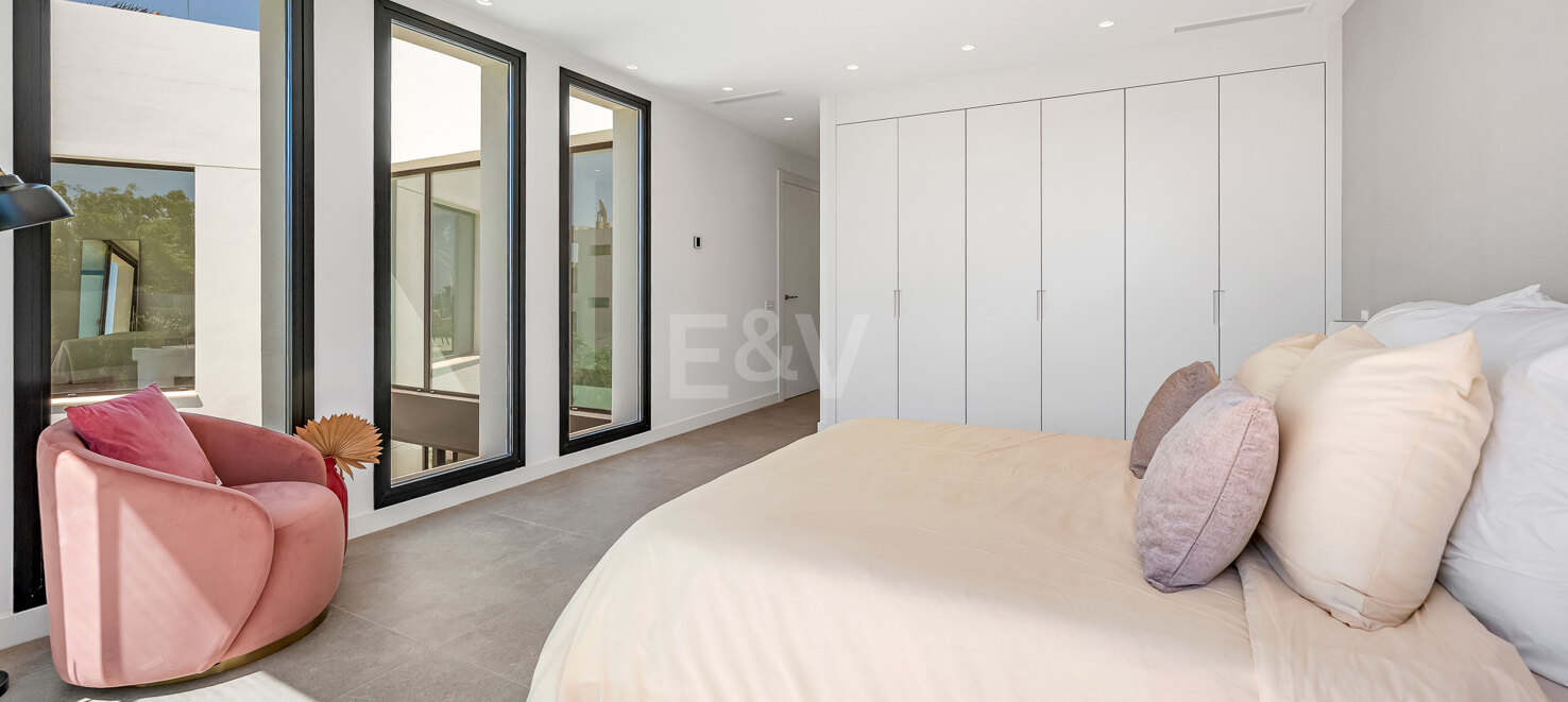 Beautiful Modern Villa steps from the Beach with Fantastic Sea Views