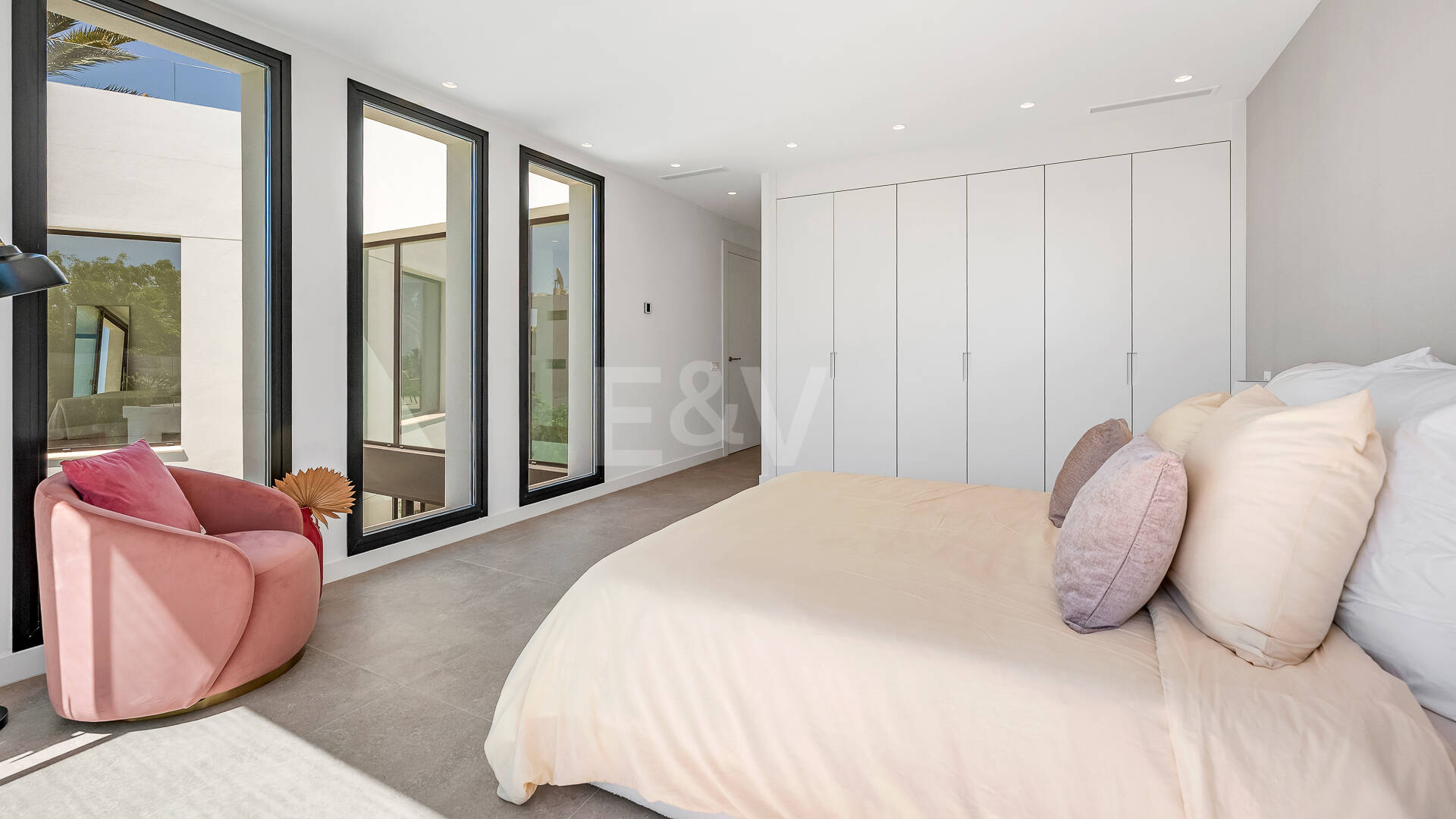 Schöne moderne Villa nur wenige Schritte vom Strand entfernt mit fantastischem Meerblick