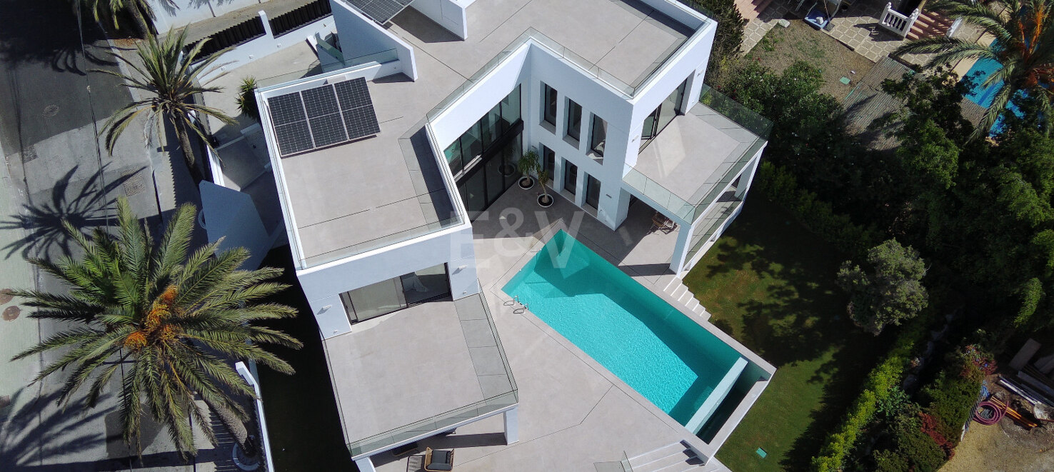 Modern villa with open sea views in Marbesa: