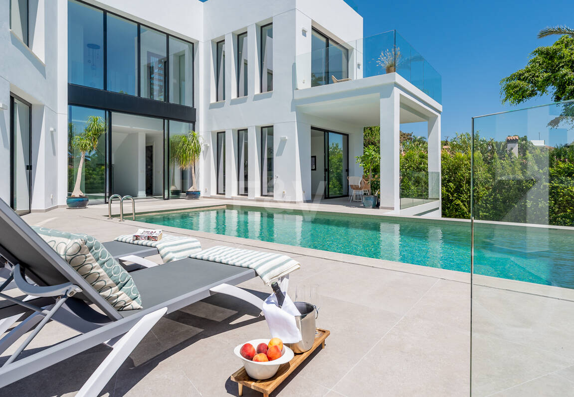 Schöne moderne Villa nur wenige Schritte vom Strand entfernt mit fantastischem Meerblick