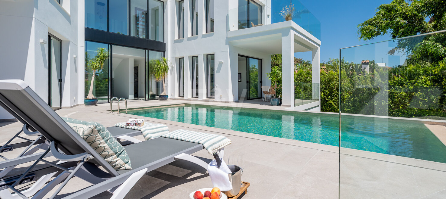 Beautiful Modern Villa steps from the Beach with Fantastic Sea Views
