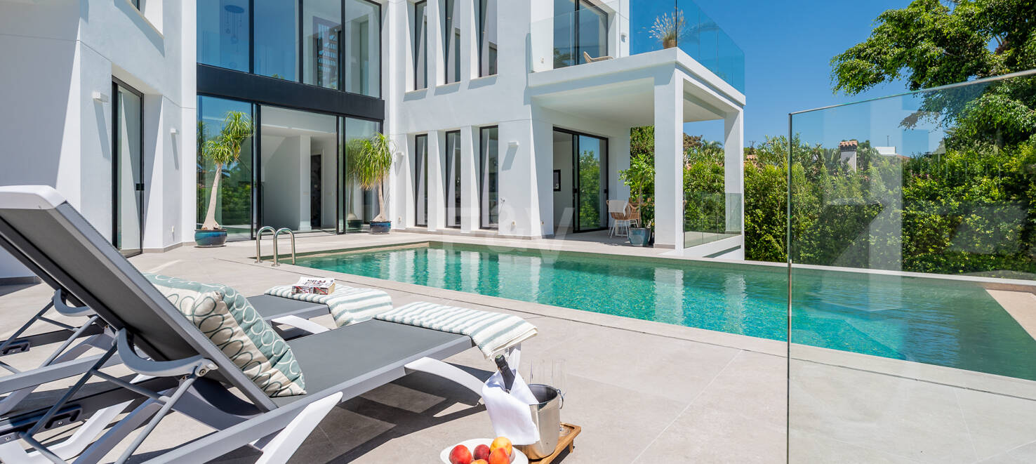 Beautiful Modern Villa steps from the Beach with Fantastic Sea Views