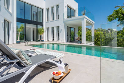 Schöne moderne Villa nur wenige Schritte vom Strand entfernt mit fantastischem Meerblick