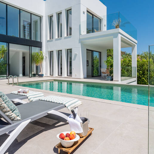 Beautiful Modern Villa steps from the Beach with Fantastic Sea Views
