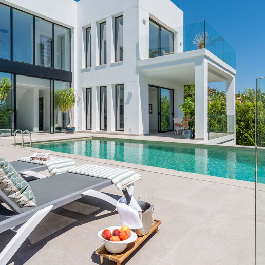 Beautiful Modern Villa steps from the Beach with Fantastic Sea Views