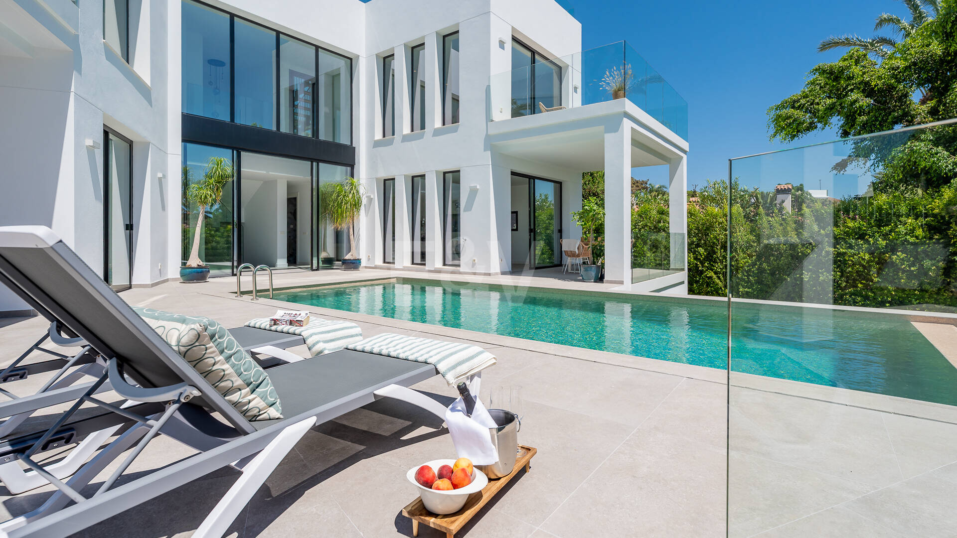 Hermosa villa moderna a pocos pasos de la playa con fantásticas vistas al mar