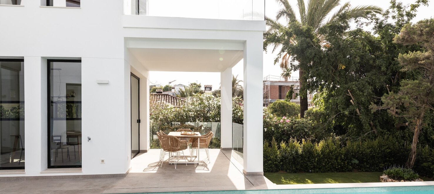 Modern villa with open sea views in Marbesa: