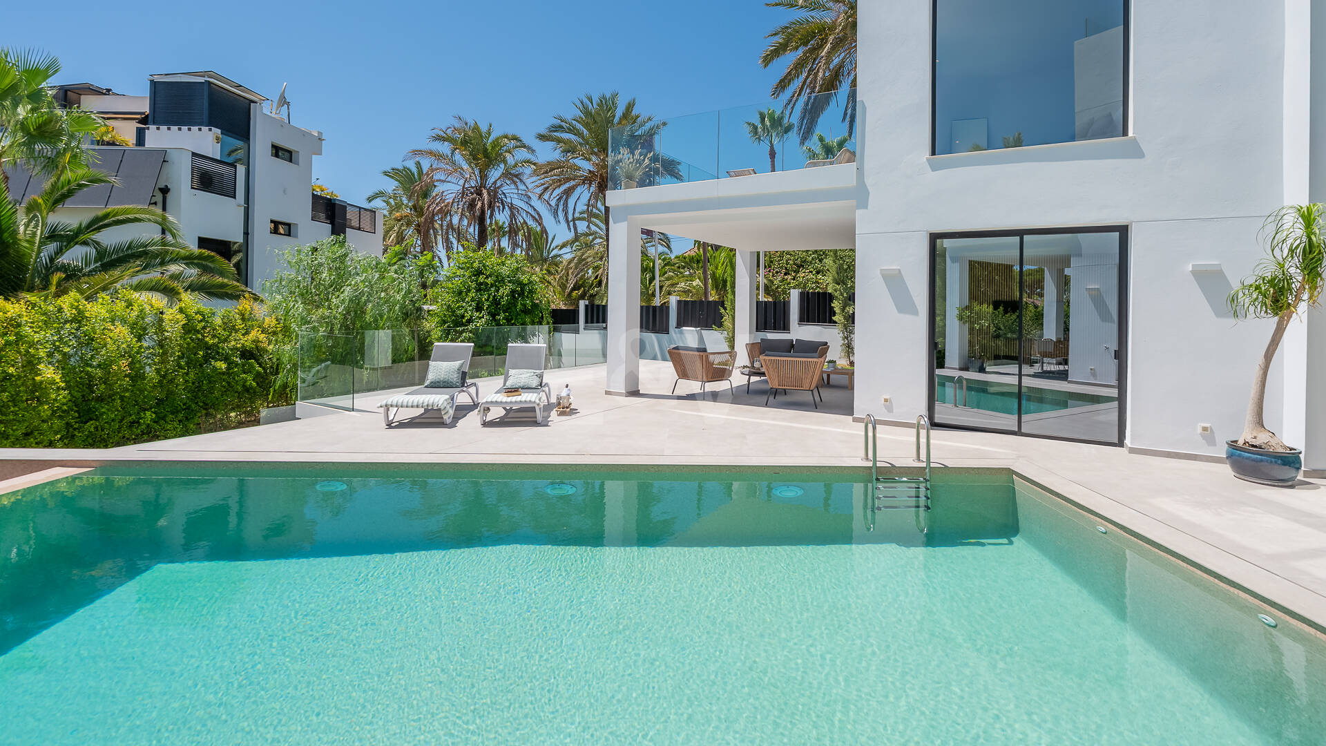 Schöne moderne Villa nur wenige Schritte vom Strand entfernt mit fantastischem Meerblick