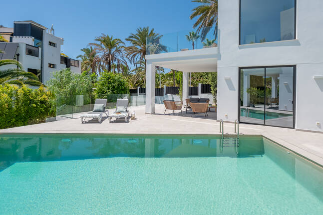 Schöne moderne Villa nur wenige Schritte vom Strand entfernt mit fantastischem Meerblick