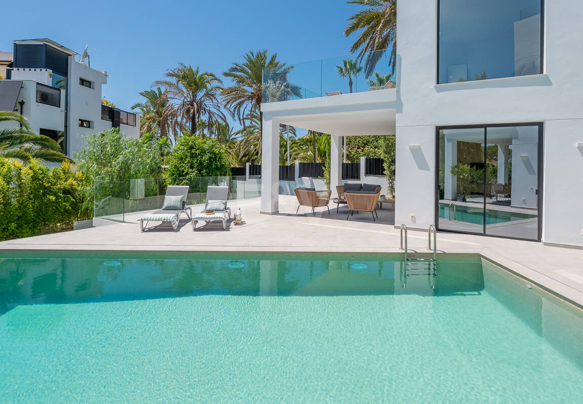 Schöne moderne Villa nur wenige Schritte vom Strand entfernt mit fantastischem Meerblick