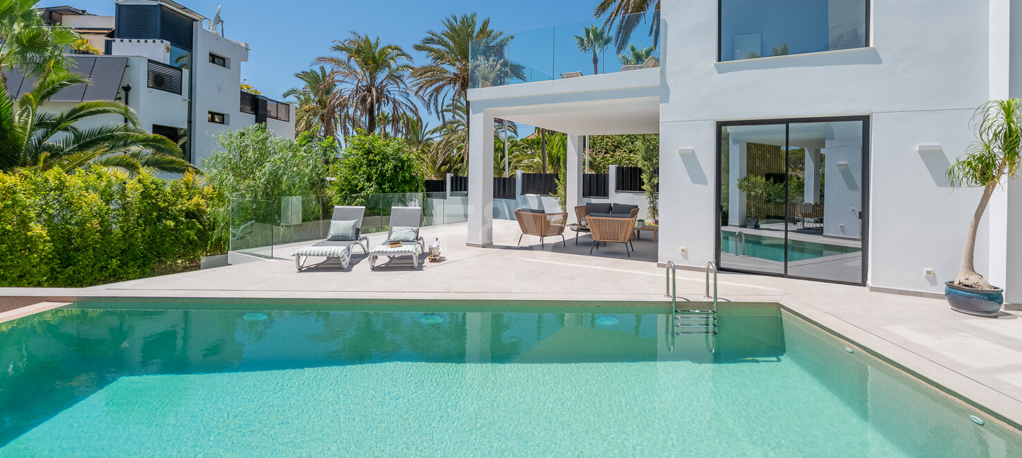 Beautiful Modern Villa steps from the Beach with Fantastic Sea Views
