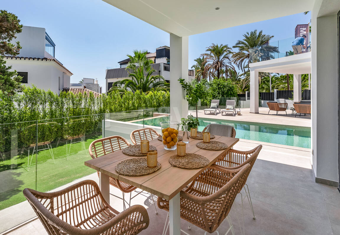 Schöne moderne Villa nur wenige Schritte vom Strand entfernt mit fantastischem Meerblick