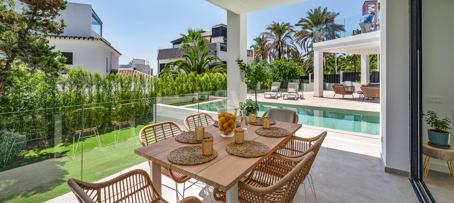 Beautiful Modern Villa steps from the Beach with Fantastic Sea Views