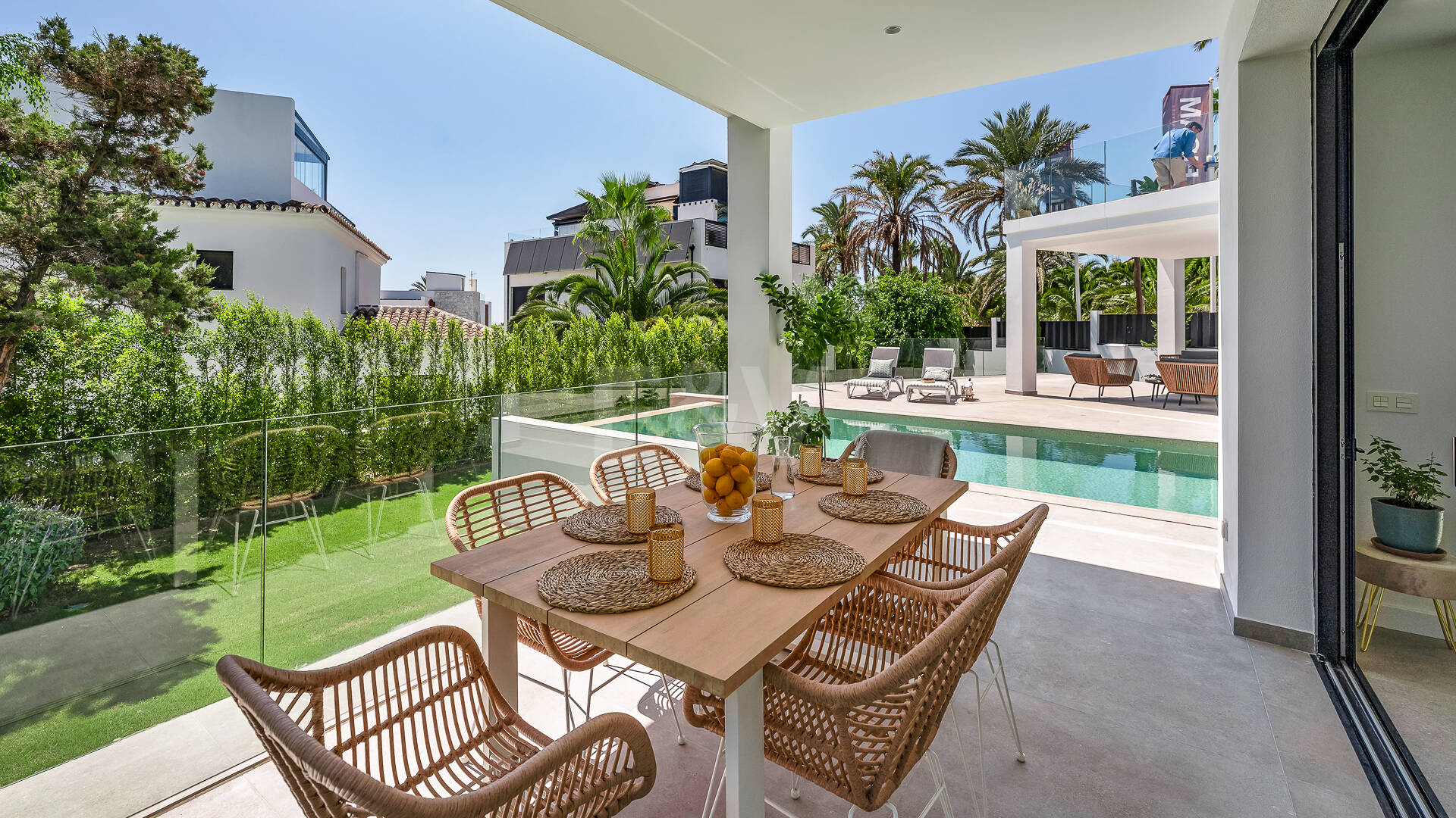 Hermosa villa moderna a pocos pasos de la playa con fantásticas vistas al mar