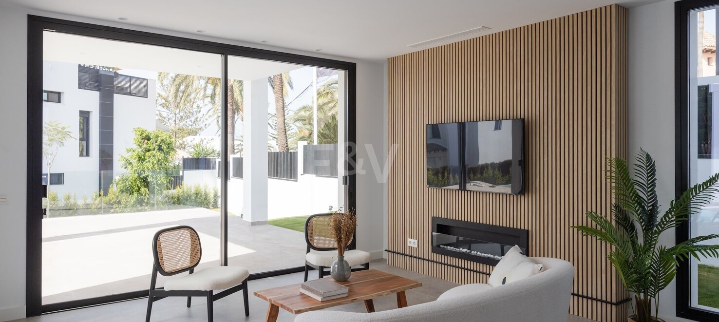 Modern villa with open sea views in Marbesa: