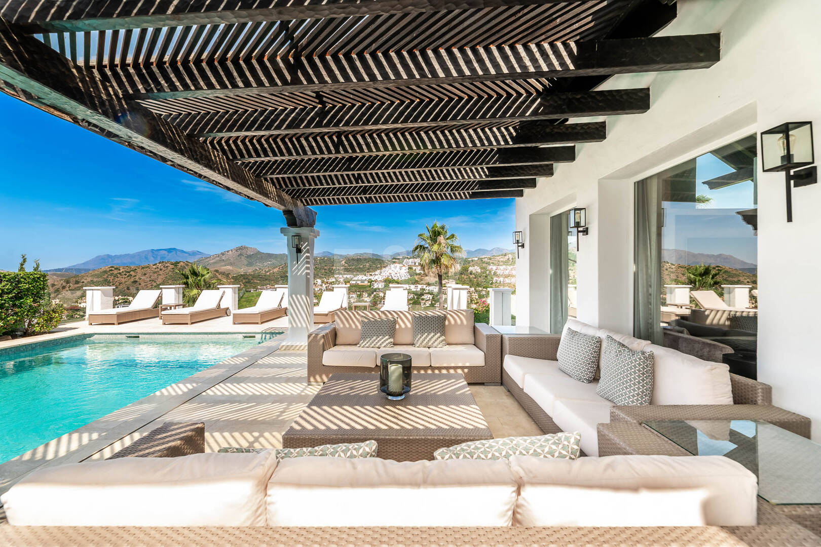 Elegancka willa Andaluzjańska z panoramicznymi widokami i spokojną prywatnością