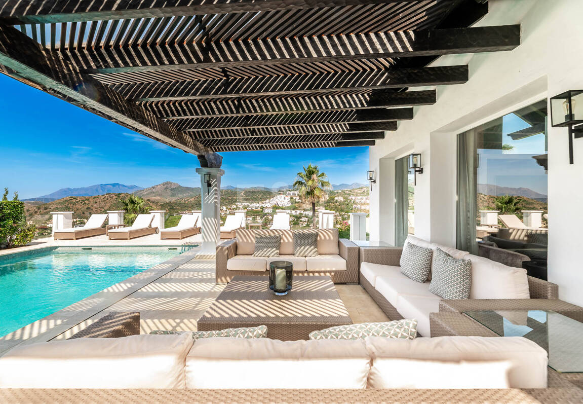 Elegancka willa Andaluzjańska z panoramicznymi widokami i spokojną prywatnością