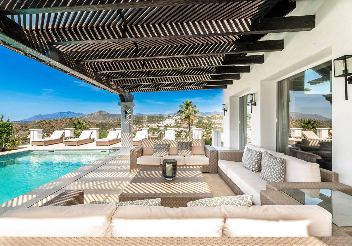Elegant Andalusian Villa with Panoramic Golf Views and Tranquil Privacy in La Quinta