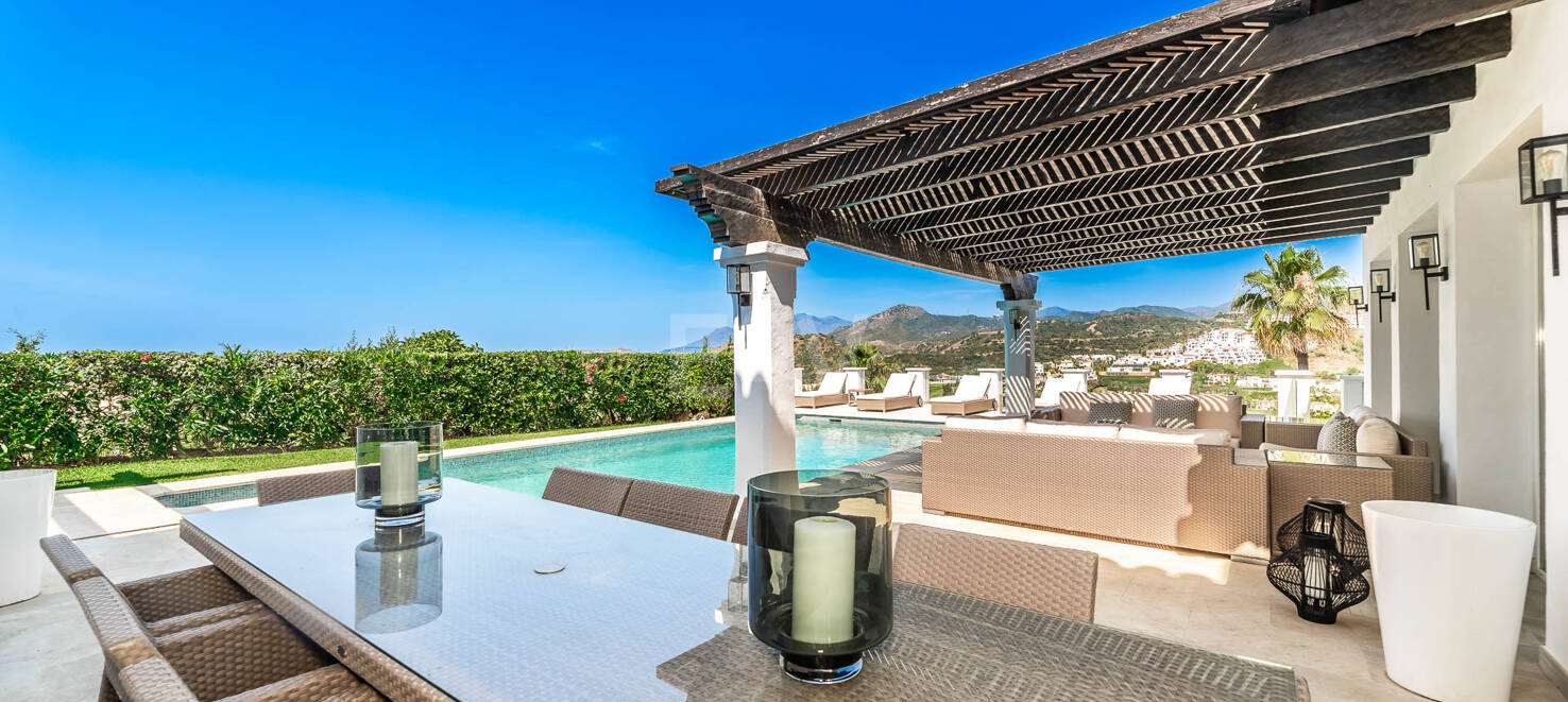 Elegant andalusisk villa med panoramautsikt och lugn integritet