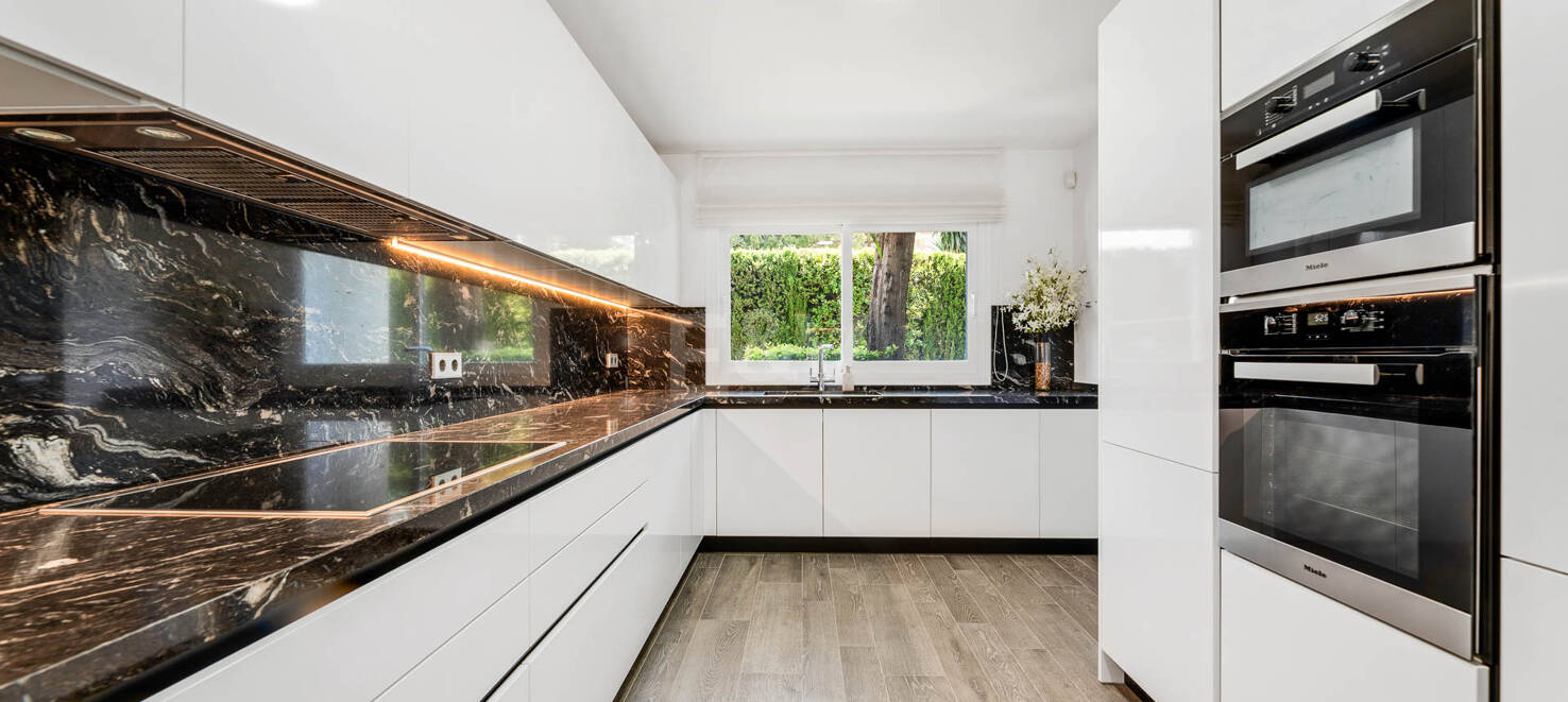Elegant andalusisk villa med panoramautsikt och lugn integritet