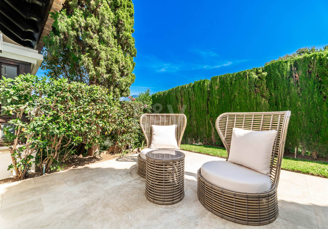 Elegant Andalusian Villa with Panoramic Golf Views and Tranquil Privacy in La Quinta