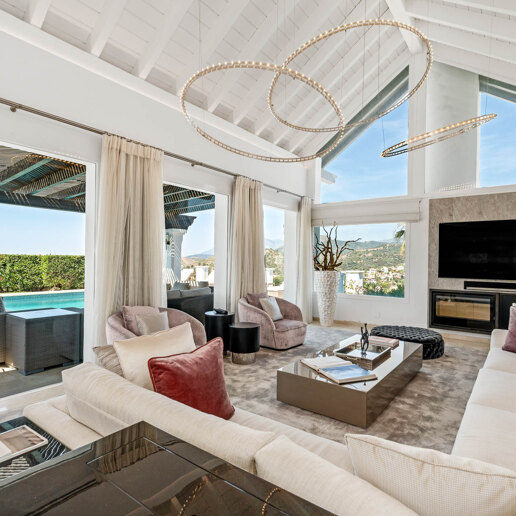 Elegant Andalusian Villa with Panoramic Views and Tranquil Privacy