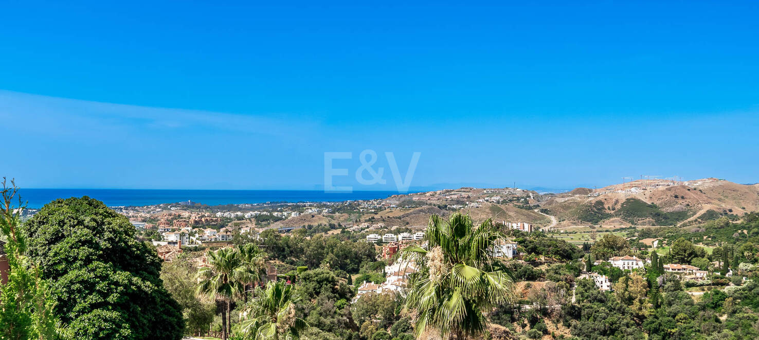 Elegant andalusisk villa med panoramautsikt och lugn integritet