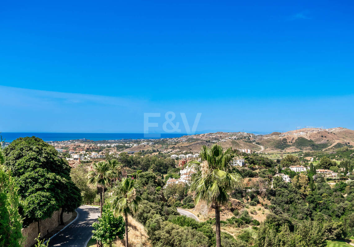 Elegant Andalusian Villa with Panoramic Golf Views and Tranquil Privacy in La Quinta