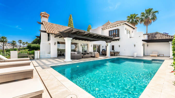 Elegante villa de estilo andaluz con vistas panorámicas al golf y total privacidad en La Quinta