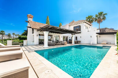Elegant Andalusian Villa with Panoramic Golf Views and Tranquil Privacy in La Quinta