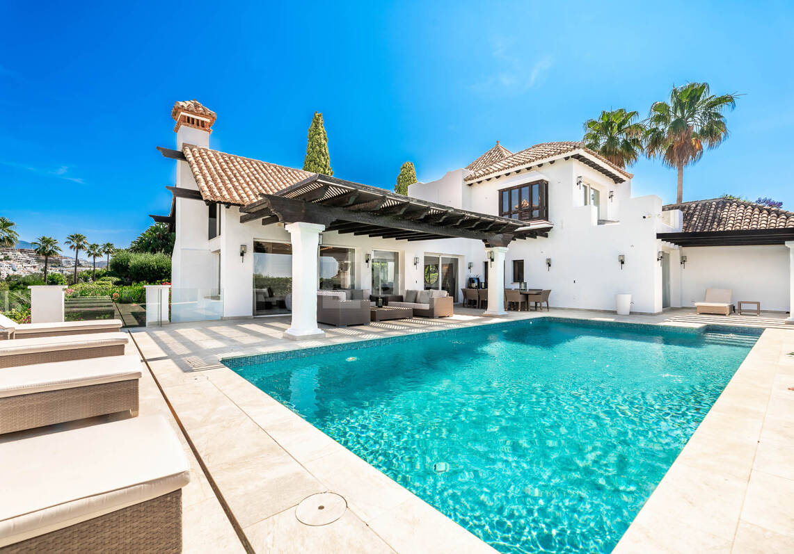 Elegant Andalusian Villa with Panoramic Golf Views and Tranquil Privacy in La Quinta