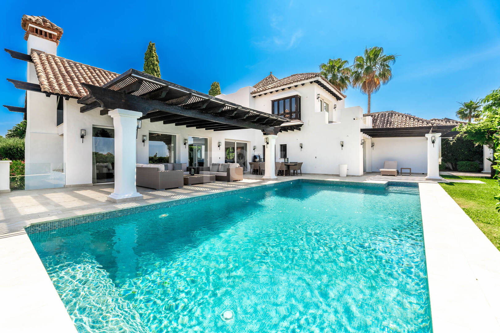 Elegante Andalusische Villa mit Panoramablick und Ruhiger Lage