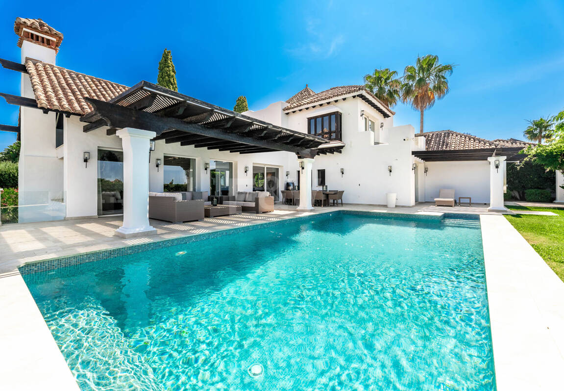 Elegancka willa Andaluzjańska z panoramicznymi widokami i spokojną prywatnością